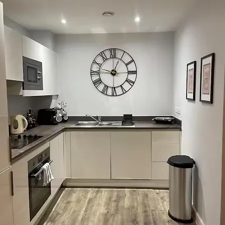 Stylish Retreat - Sleeps 6 Terrace-2bedroom-petsok Apartment Birmingham