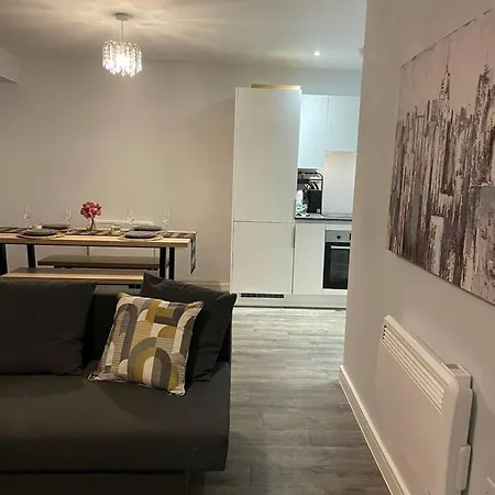 Stylish Retreat - Sleeps 6 Terrace-2bedroom-petsok Apartment Birmingham
