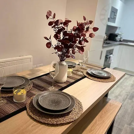 Stylish Retreat - Sleeps 6 Terrace-2bedroom-petsok * Birmingham