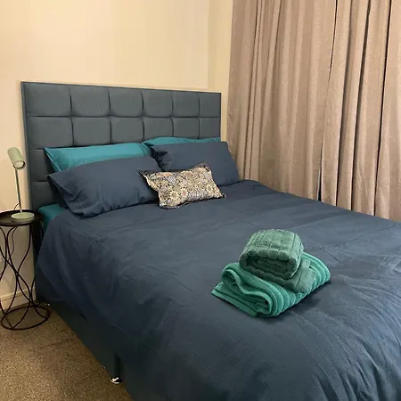 Stylish Retreat - Sleeps 6 Terrace-2bedroom-petsok Apartment Birmingham