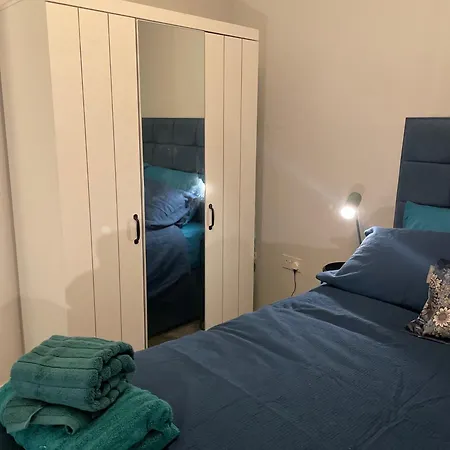 Stylish Retreat - Sleeps 6 Terrace-2bedroom-petsok Apartment Birmingham